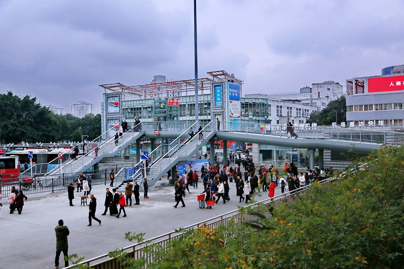 火車客站廣場(chǎng)人行天橋